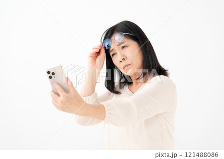 女性 シニア スマホ 老眼 女性 シニア スマホ 老眼 121488086
