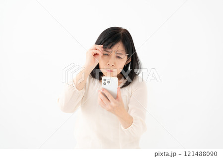 女性 シニア スマホ 老眼 女性 シニア スマホ 老眼 121488090