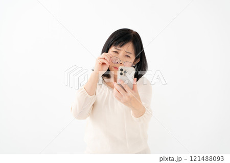 女性　シニア　スマホ　老眼 121488093