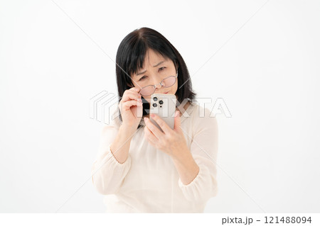 女性　シニア　スマホ　老眼 121488094
