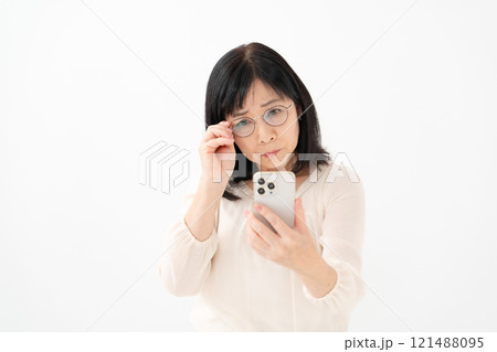 女性　シニア　スマホ　老眼 121488095