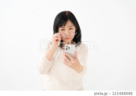 女性　シニア　スマホ　老眼 121488098