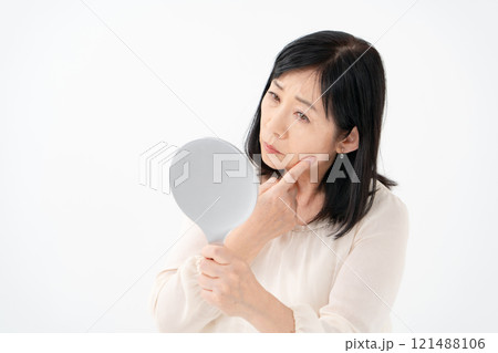 鏡を見るシニア女性 悩む 鏡を見るシニア女性 悩む 121488106