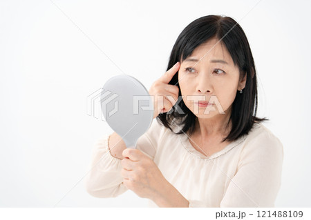 鏡を見るシニア女性 悩む 鏡を見るシニア女性 悩む 121488109