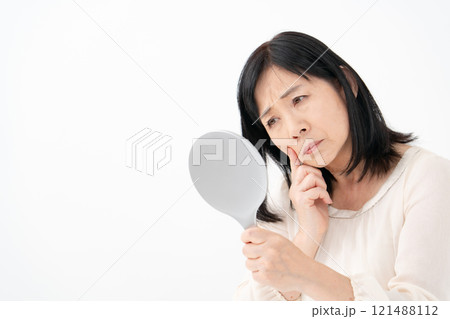 鏡を見るシニア女性 悩む 鏡を見るシニア女性 悩む 121488112