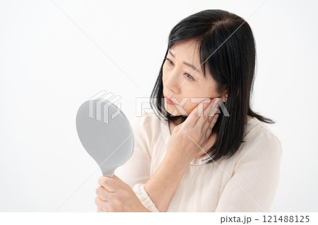 鏡を見るシニア女性　悩む 121488125