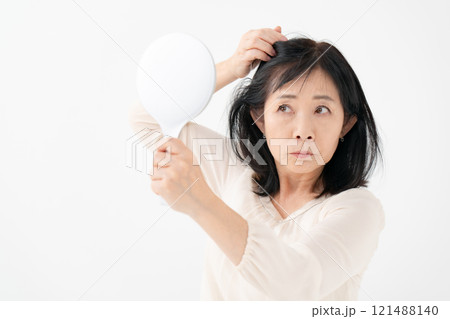 女性 シニア 白髪 抜け毛 女性 シニア 白髪 抜け毛 121488140