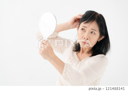 女性　シニア　白髪　抜け毛 121488141