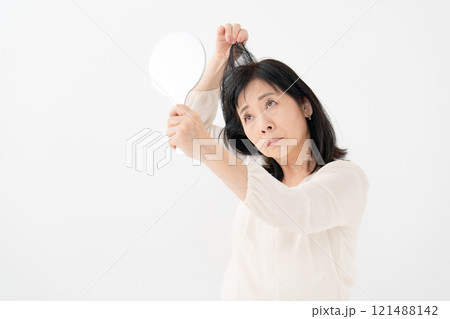 女性　シニア　白髪　抜け毛 121488142