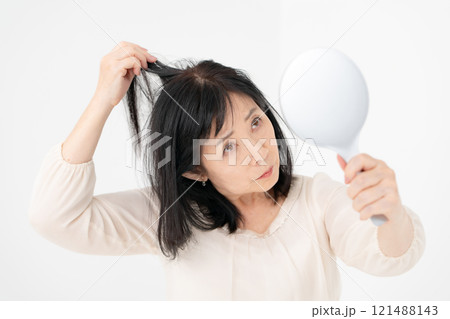 女性　シニア　白髪　抜け毛 121488143