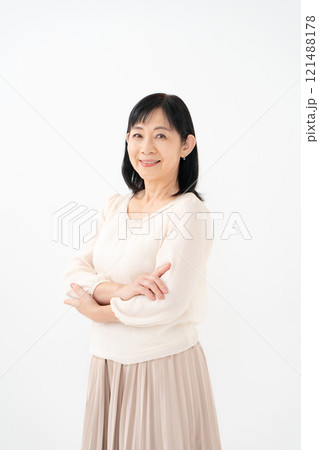 女性　シニア　ポートレート　 121488178