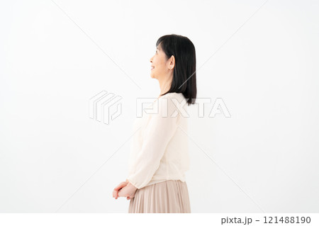 女性 シニア ポートレート 横顔 女性 シニア ポートレート 横顔 121488190