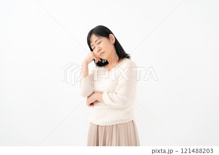 女性 シニア ポートレート 悩む 女性 シニア ポートレート 悩む 121488203