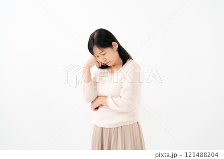女性　シニア　ポートレート　悩む 121488204