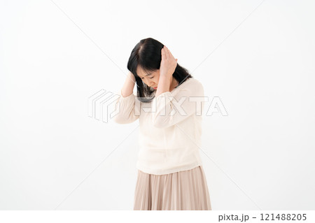 女性 シニア ポートレート 悩む 女性 シニア ポートレート 悩む 121488205