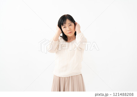 女性　シニア　ポートレート　悩む 121488208