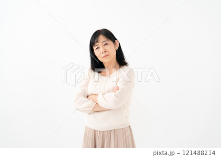 女性 シニア ポートレート 悩む 女性 シニア ポートレート 悩む 121488214