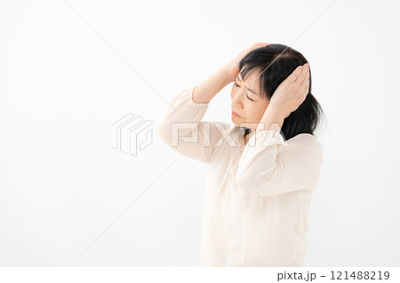 女性　シニア　ポートレート　悩む 121488219