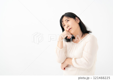 女性 シニア ポートレート 悩む 女性 シニア ポートレート 悩む 121488225