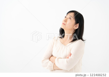 女性　シニア　ポートレート　悩む 121488232