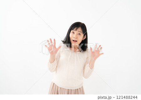 女性　シニア　ポートレート　驚く 121488244