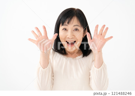 女性　シニア　ポートレート　驚く 121488246