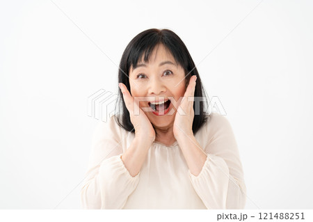 女性　シニア　ポートレート　驚く 121488251