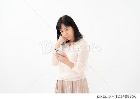 女性 シニア スマホ 女性 シニア スマホ 121488256