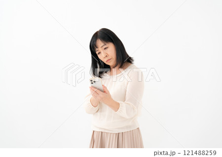女性　シニア　スマホ 121488259