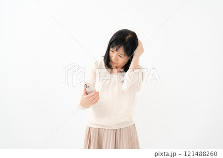 女性　シニア　スマホ 121488260