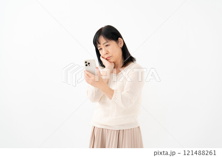 女性　シニア　スマホ 121488261