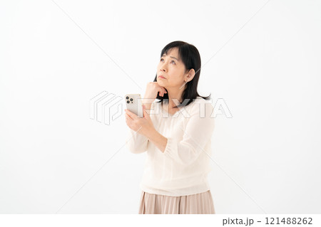 女性 シニア スマホ 悩む 女性 シニア スマホ 悩む 121488262