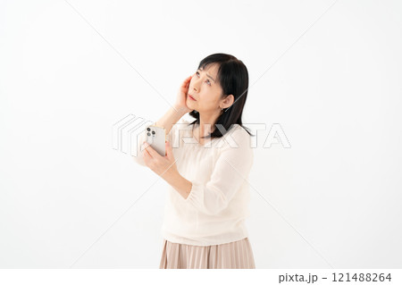 女性　シニア　スマホ　悩む 121488264