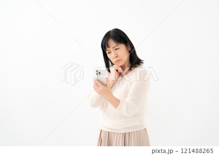 女性　シニア　スマホ　悩む 121488265