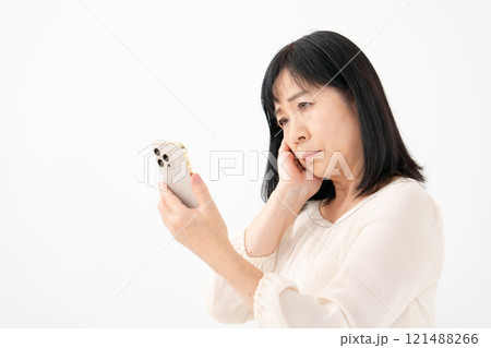 女性　シニア　スマホ　悩む 121488266