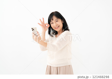 女性　シニア　スマホ　OK 121488298