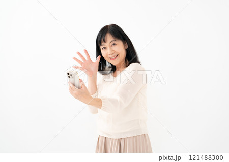 女性 シニア スマホ 笑顔 驚く 女性 シニア スマホ 笑顔 驚く 121488300