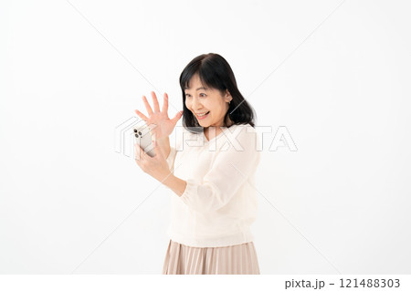 女性 シニア スマホ 笑顔 驚く 女性 シニア スマホ 笑顔 驚く 121488303