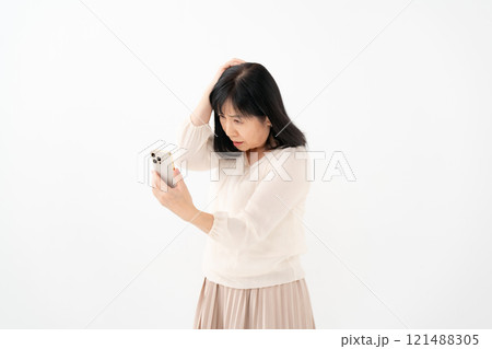 女性 シニア スマホ 悩む 女性 シニア スマホ 悩む 121488305