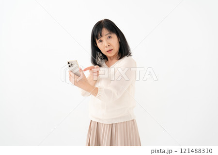 女性　シニア　スマホ　悩む 121488310