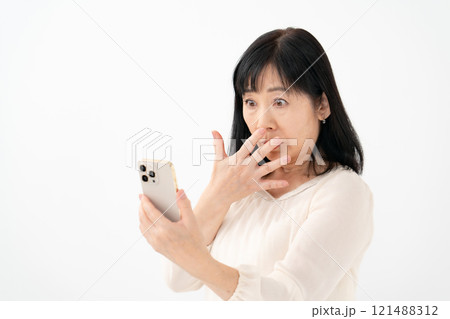 女性 シニア スマホ 驚く 女性 シニア スマホ 驚く 121488312