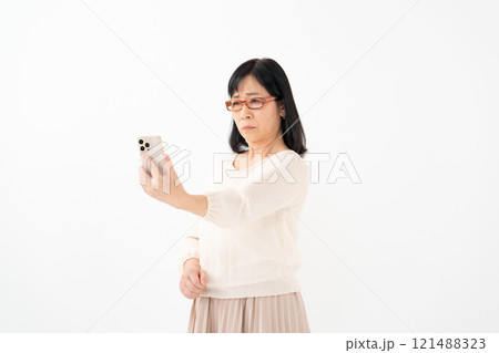 女性　シニア　スマホ　老眼 121488323