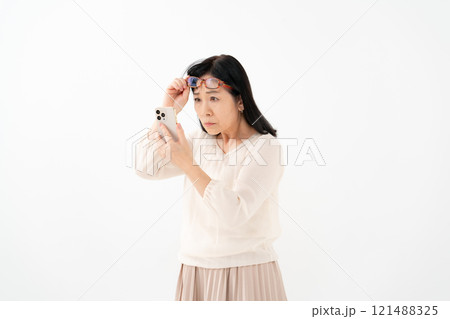 女性 シニア スマホ 老眼 女性 シニア スマホ 老眼 121488325