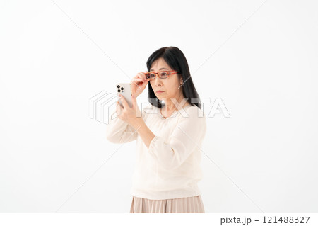 女性　シニア　スマホ　老眼 121488327