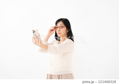 女性　シニア　スマホ　老眼 121488328