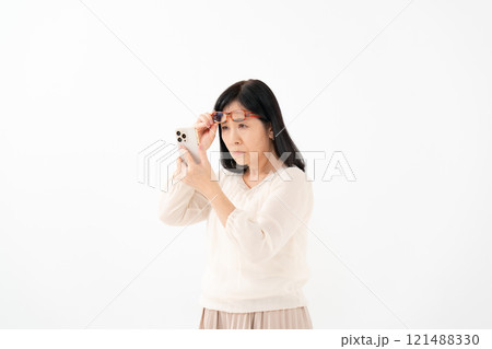 女性　シニア　スマホ　老眼 121488330