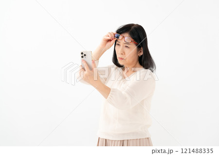 女性 シニア スマホ 老眼 女性 シニア スマホ 老眼 121488335
