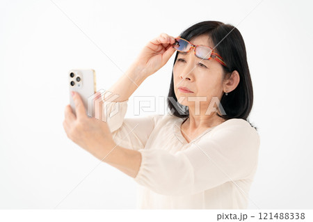 女性　シニア　スマホ　老眼 121488338
