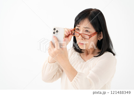 女性　シニア　スマホ　老眼 121488349