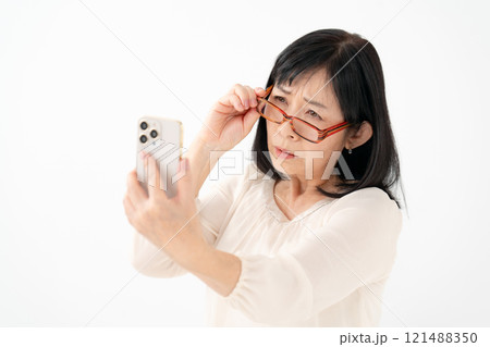 女性　シニア　スマホ　老眼 121488350